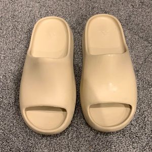 Kids Yeezy Slides USED size 2US